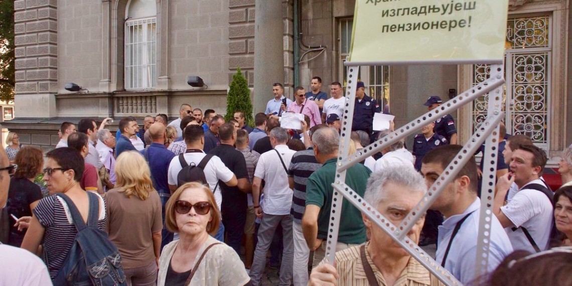 Građanski blok 381: Vučiću, da li si ponosan što si od Srbije napravio zemlju robova?