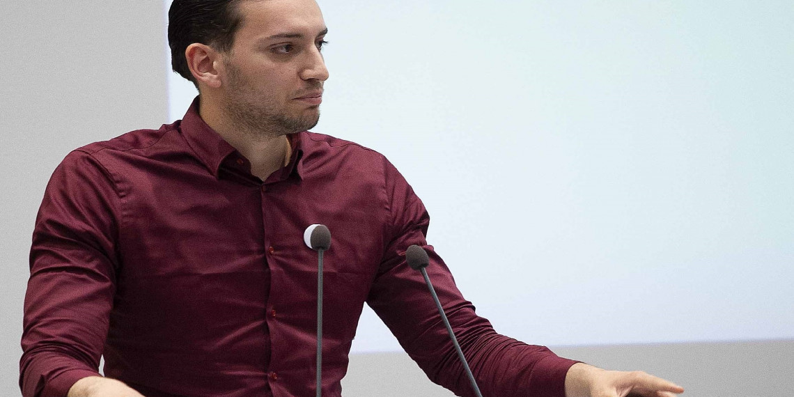 Pavle Grbović-Ne čini li vam se da to Vučić gleda u sebe?