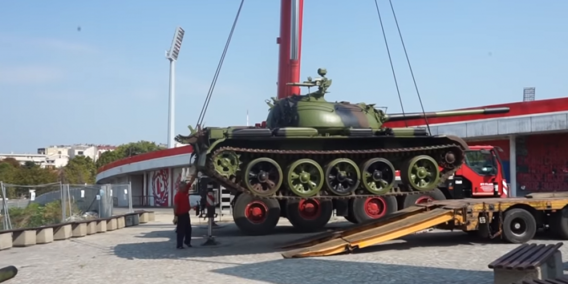 Beograd dočekao i tenk ispred sportskog objekta